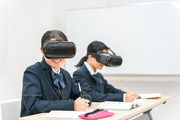 Poster - VRゴーグルをつけて勉強をする中学生・高校生の女の子(VR・AR・MR)
