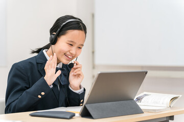 Poster - パソコンを使って勉強する制服姿の小学生・中学生・高校生の子供（オンライン英会話）
