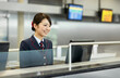 © Logmotion - 笑顔の空港カウンターの女性スタッフ