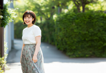 Wall Mural - 自然体な可愛いショートヘアー日本人女性