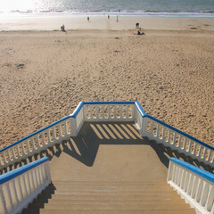 Wall Mural - joli escalier bleu pour accéder à la plage de sable de Saint-Michel-chef-chef le long de l'océan