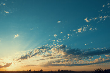 paisaje de atardecer colorido y amplio