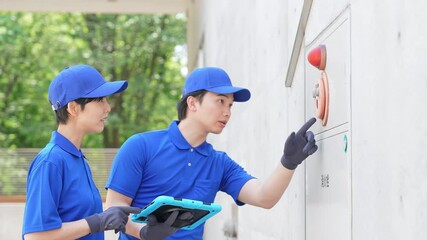 Poster - 警報器を確認する作業員