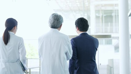 Poster - ロビーを歩くビジネスマンと白衣の医師・研究者