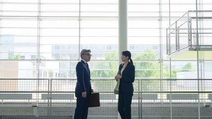 Aufkleber - ロビーを歩くビジネスパーソンのグループ