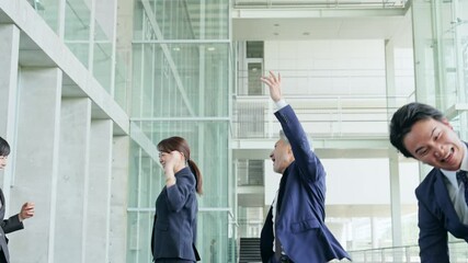 Aufkleber - ロビーでダンスするビジネスパーソンのグループ