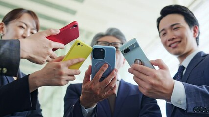Poster - スマホを使うビジネスパーソンのグループ