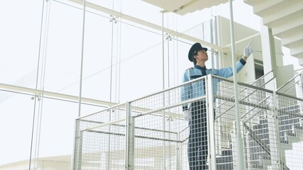Poster - 建物を巡回する警備員のシルエット
