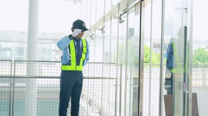 Poster - ビルのエントランス通行者を見張る警備員