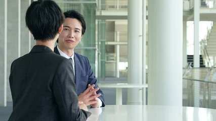 Poster - オフィスで会話するビジネスパーソン