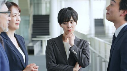 Poster - グループの中で一人で悩む女性ビジネスパーソン