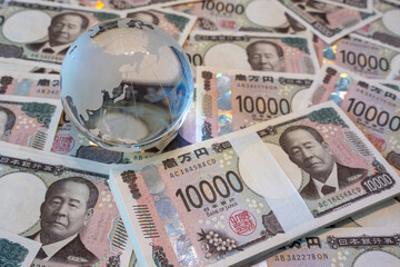 新しい一万円札とガラスの地球儀　Glass globe and 10,000 yen bills (new design)