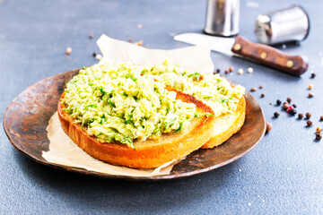 Wall Mural - Traditional mexican sauce guacamole on bread.