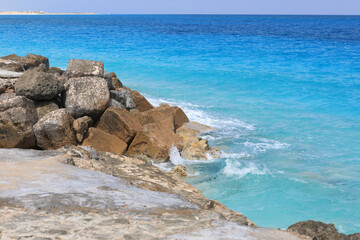 sea ​​waves hit the rocks