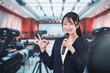 © maroke - 記者会見場からレポートをする女性記者