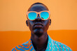 © Odisdca - Gafas de sol retro de moda con estilo, fotorrealistas, gran angular, cuerpo completo, naranja y azul, para hombre africano