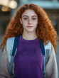 © VicPhoto - chica joven pelirroja Estudiante sonriente con cuaderno morada en la universidad