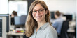 © stockmotion - Webentwicklerin bei der Arbeit im Büro