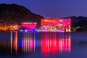 
We see a beautiful close-up of the imposing four-star hotel Potrero de Los Funes, in all its splendor next to the lake, in a calm and very colorful place, province of San Luis Arg.