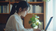© bephoto - 自宅オフィスで集中するフリーランサーの女性