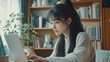 © bephoto - 自宅オフィスで集中するフリーランサーの女性