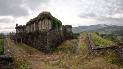 Canvas Print - Fortezza di Sarzanello - medieval fortification on the Sarzanello hill near Sarzana, Province of La Spezia, Liguria, Italy