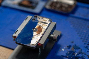 Aufkleber - Smartphone Repair, A professional technician replacing the back glass