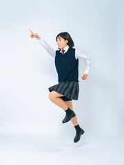 Aufkleber - 空を指さして目標に向かってジャンプする女子学生の全身写真