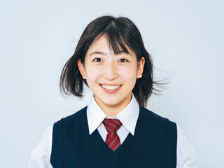 Poster - 風に髪をなびかせる制服を着た女子学生