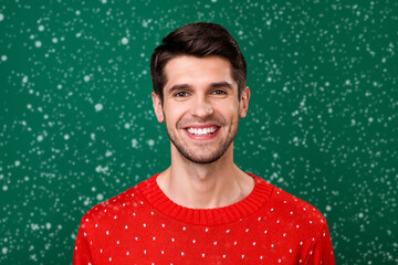 Canvas Print - Photo portrait smiling man wearing xmas knitted sweater isolated green color background