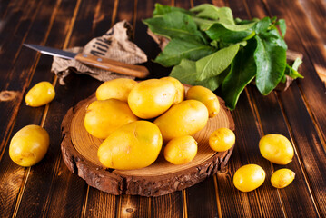 Poster - Raw potato on wooden board