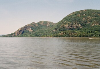 Poster - Scenic view of the Hudson River surrounded by lush green trees on a sunny summer day