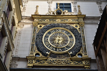  Horloge ancienne à Rouen en Normandie. France