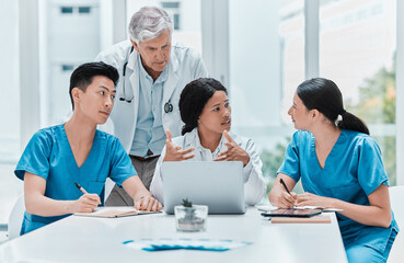 Aufkleber - Medical team, laptop and doctors planning in meeting for healthcare discussion, problem solving or help. Computer, clinic and group of nurses and mature mentor with solution, idea or training interns