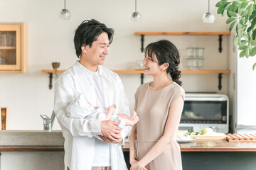 Poster - 赤ちゃんと若い日本人夫婦・幸せな結婚生活・新婚
