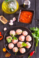 Canvas Print - Fresh raw beef meatballs with spices and tomato sauce