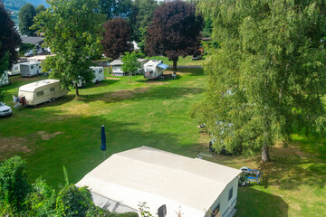 Campingplatz mit grüner Wiese Bäumen und viel Platz