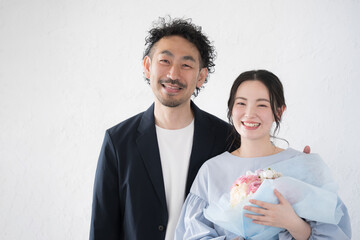 Wall Mural - 妻にプレゼントする男性　結婚記念日、いい夫婦の日などのイメージ　カメラ目線の笑顔