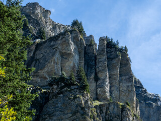 roche parstire en beaufortain, secteur arêches, saupoudré de neige, fractures dans la roches en mégalithe.