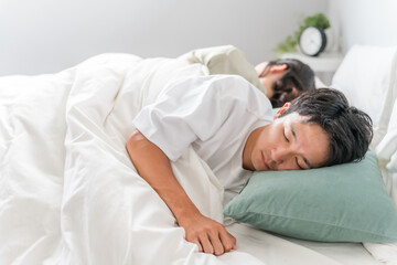 Poster - ベッドで眠る若い夫婦（快眠・安眠・熟睡）
