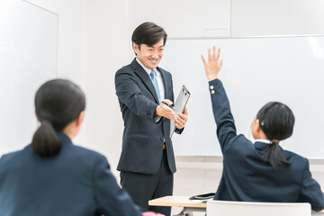 Poster - 塾・学校の教室で中学生・高校生に勉強を教える男性講師・教師
