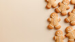 © Jennifer - Fröhliche Lebkuchenmänner Kekse auf hellem Hintergrund mit Platz für Text, perfekt für weihnachtliche Dekorationen, Backen oder festliche Designs