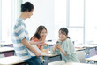 © wheeljack - 教室でクラスメイトと話す大学生　撮影協力：学校法人電波学園　東京電子専門学校
