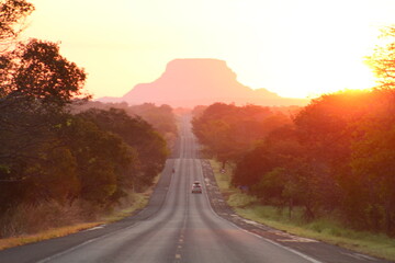 fim de tarde na rodovia BR-230 (conhecida como Transamazônica) na Chapada das Mesas, entre Balsas e Carolina, Maranhão 