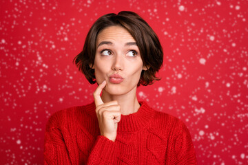 Poster - Photo portrait young woman dreamy looking copyspace got idea isolated bright red color background