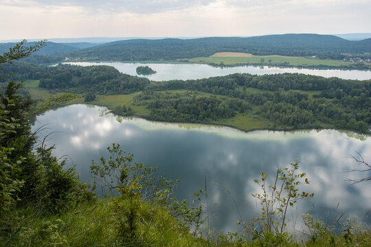 Un des plus beaux panoramas du Jura : le belvédère des 4 lacs, magnifique vue le lac d'Ilay et du Grand Maclu en été
