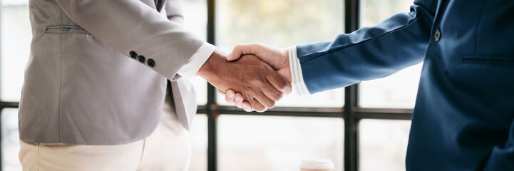 Poster - Two men shake hands in a business meeting