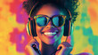 © Erika - una mujer sonriente escuchando y disfrutando de una buena musica con sus audifonos o auriculares y lentes viviendo un pasatiempos feliz sobre un fondo coolorido