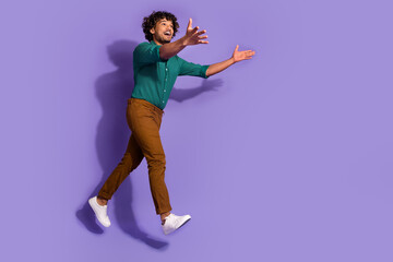 Poster - Photo portrait of funny arabian guy with wavy haircut wearing green casual shirt happy see his colleagues isolated on violet color background