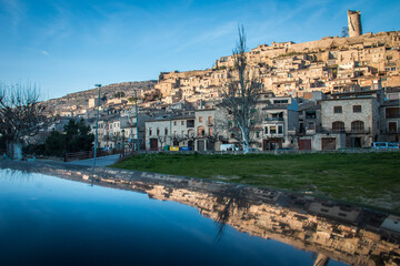 Pueblo reflejado en el techo de un vehiculo.